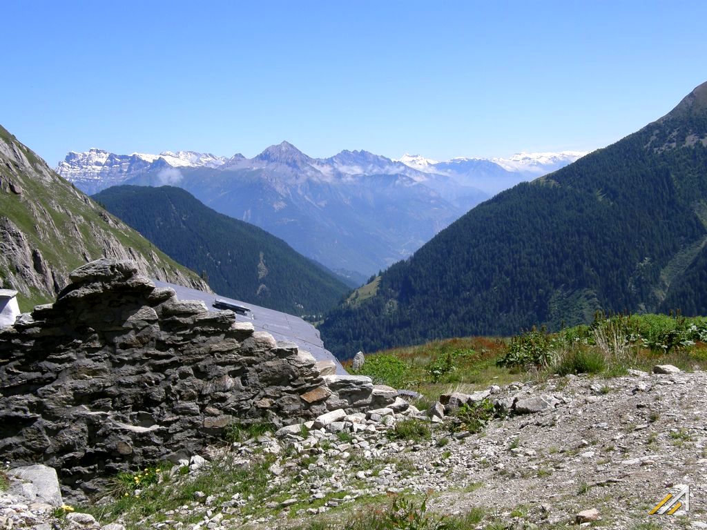 Alpy, trekking wokół Mont Blanc. Widoczna Dolina Rodanu i Col de la Forclaz.
