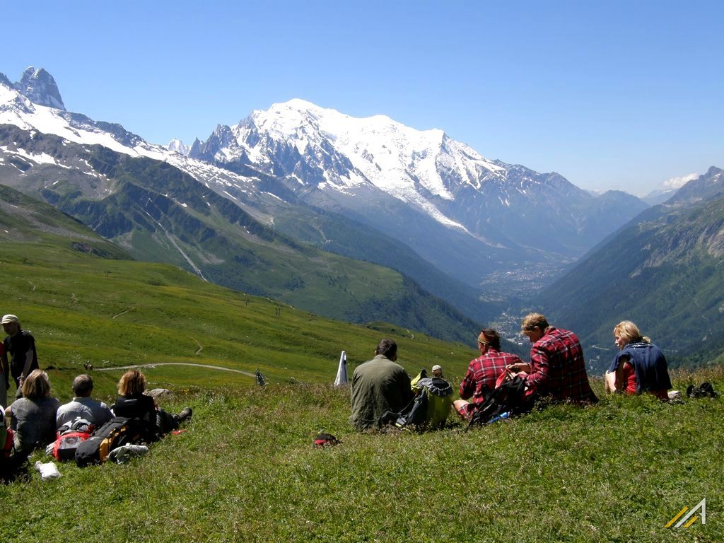 Trekking wokół Mont Blanc, Alpy. Widok z Col de la Balme na Chamonix Mont Blanc