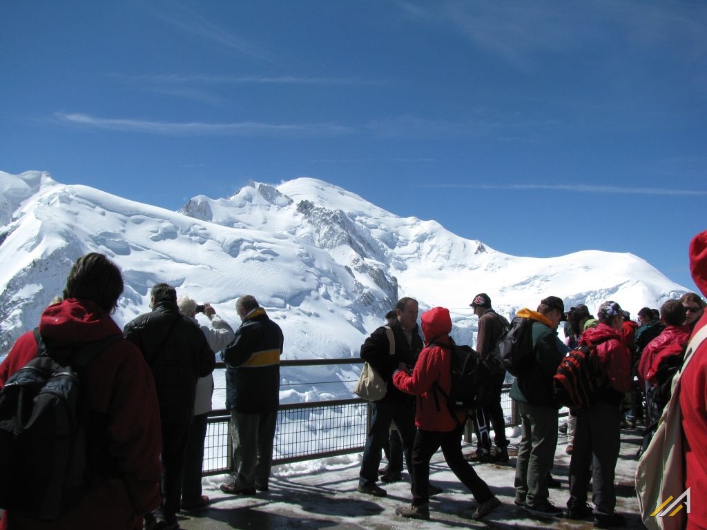 Trekking wokół Mont Blanc. Widok Aiguille du Midi na Mont Blanc