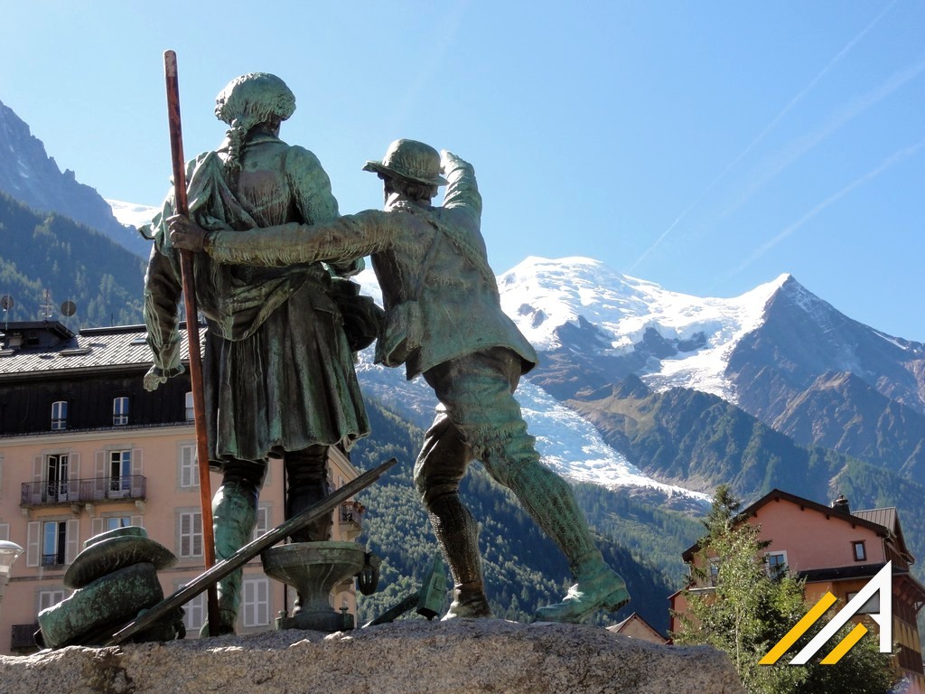 Trekking w Alpach, widok z Chamonix na Mont Blanc