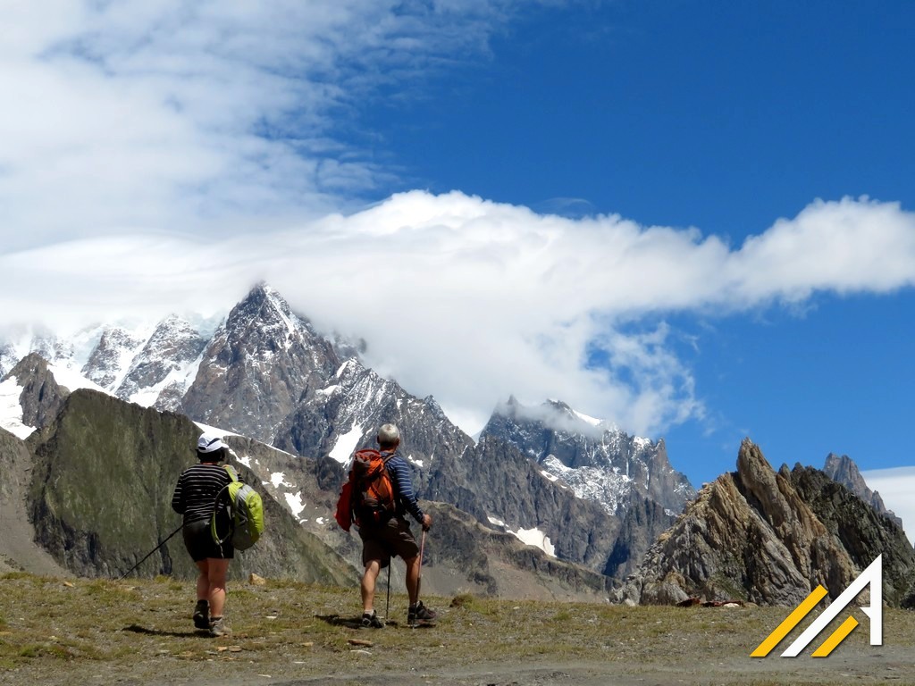 Tour du Mont Blanc, widok z Col de la Seigne na turnie Mont Blanc