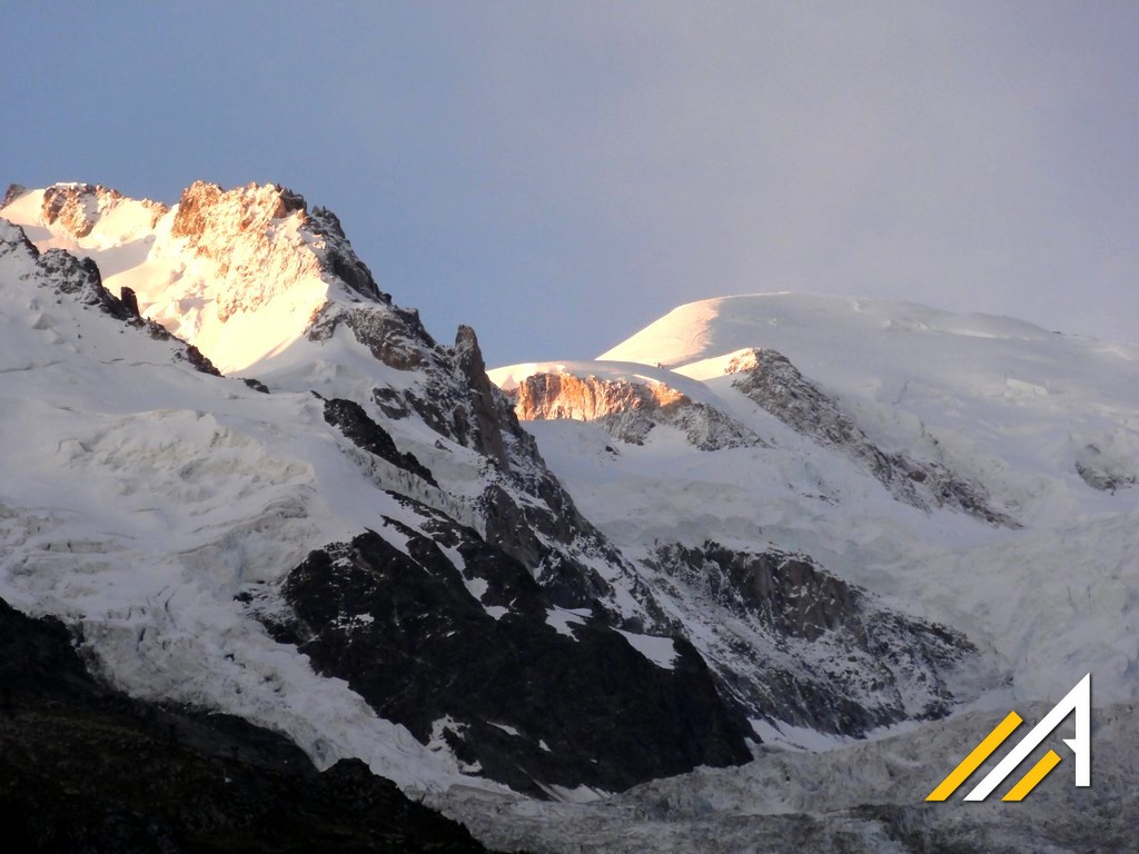 Trekking w Alpach, widok z Chamonix na Mont Blanc