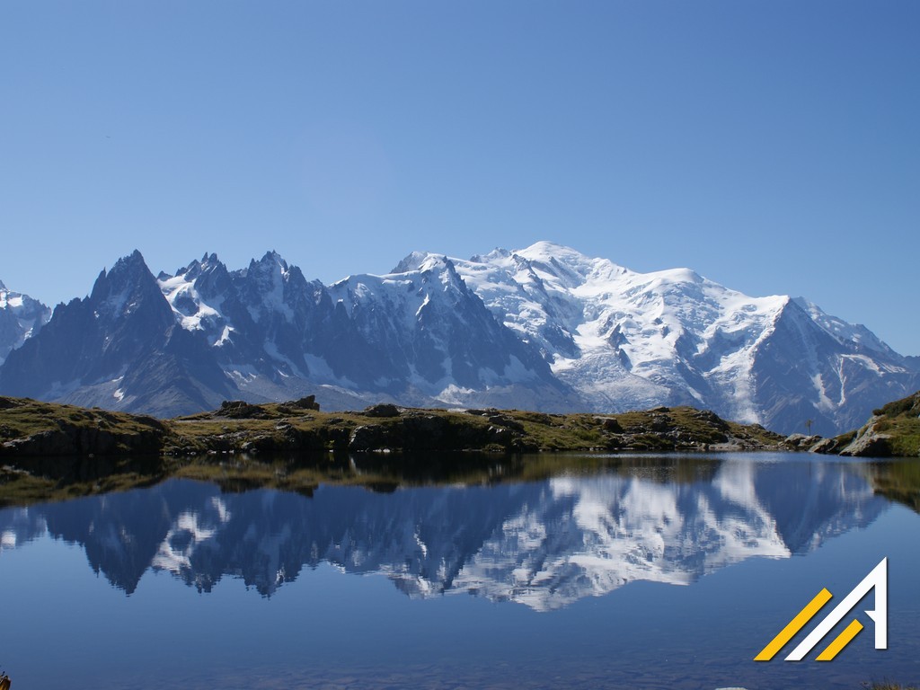 Wycieczka w Alpy, trekking wokół Mont Blanc. Widok na Mont Blanc