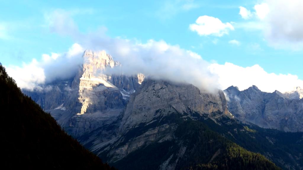 Trekking w Dolomitach Brenta. Widok z miasteczka Madonna di Campiglio