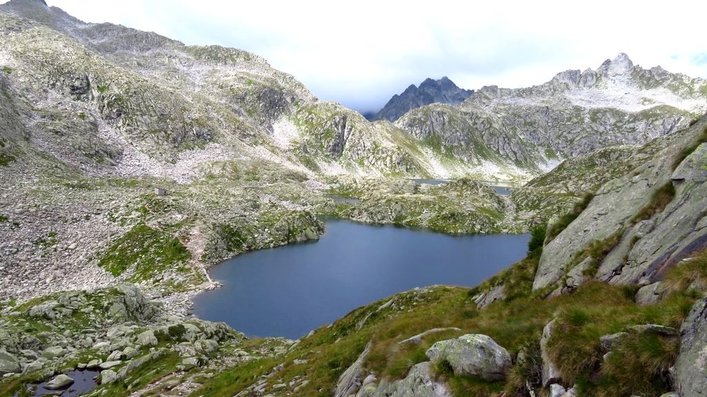 Trekking w Alpach, grupa Adamello Presanella, szlak Giro dei Cinque Laghi, Lago Gelato, poniżej Lago Serodoli