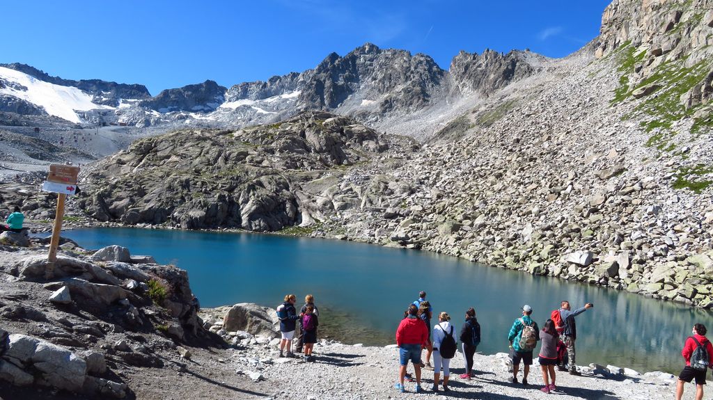 Wycieczka alpejska - trekking w Dolomitach Brenta. Jezioro Lago Monticello na przełęczy Passo Paradiso (2585 m n.p.m.)