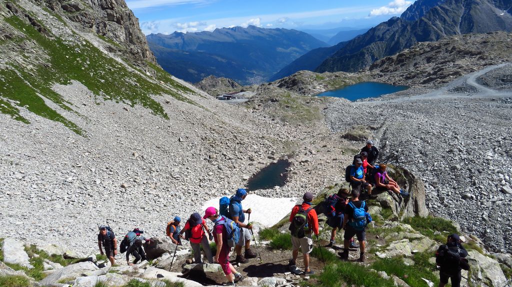 Wycieczka w Alpy. Szlak z Passo Paradiso na Passo del Castellacio, grupa Adamello Presanella