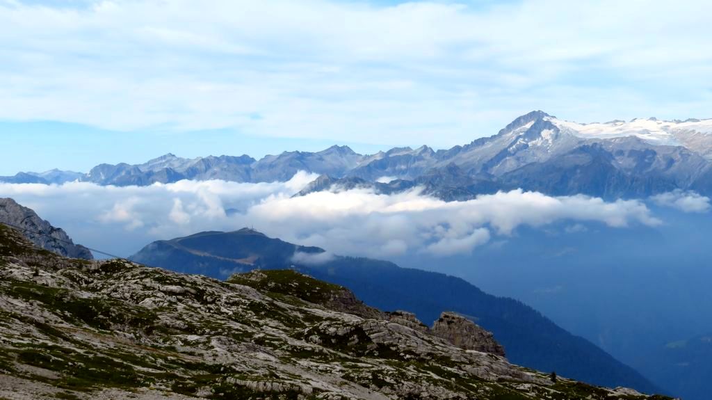 Wycieczka w Dolomity Brenta. Widok z kolejki na Groste na grupę Adamello Presanella 