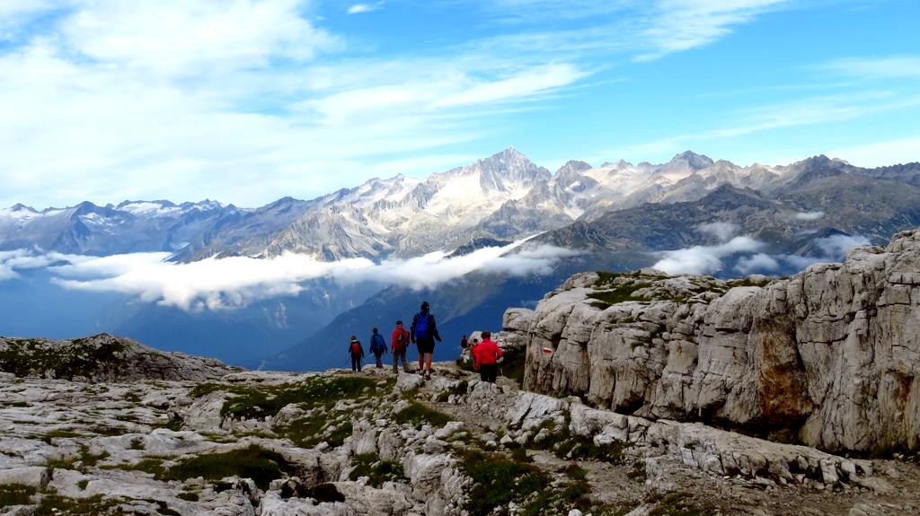 Trekking w Dolomitach Brenta. Szlak z Groste do Rifugio Tuckett. Widok na grupę Adamello Presanella.