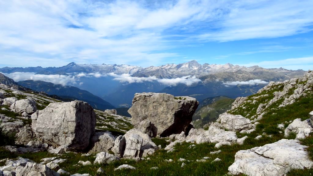 Trekking w Dolomitach Brenta. Widok na grupę Adamello Presanella
