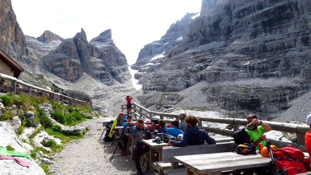 Trekking w Dolomitach Brenta. WIdok na Bocca del Tuckett z Rifugio Tuckett e Sella.