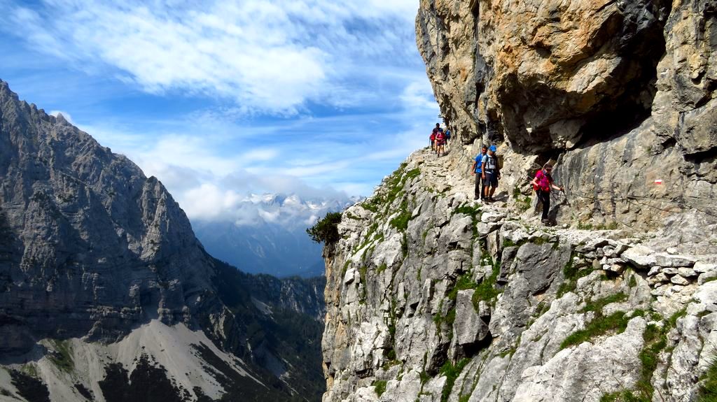 Trekking w Dolomitach Brenta. Galleria Bogani ponad Val Brenta.