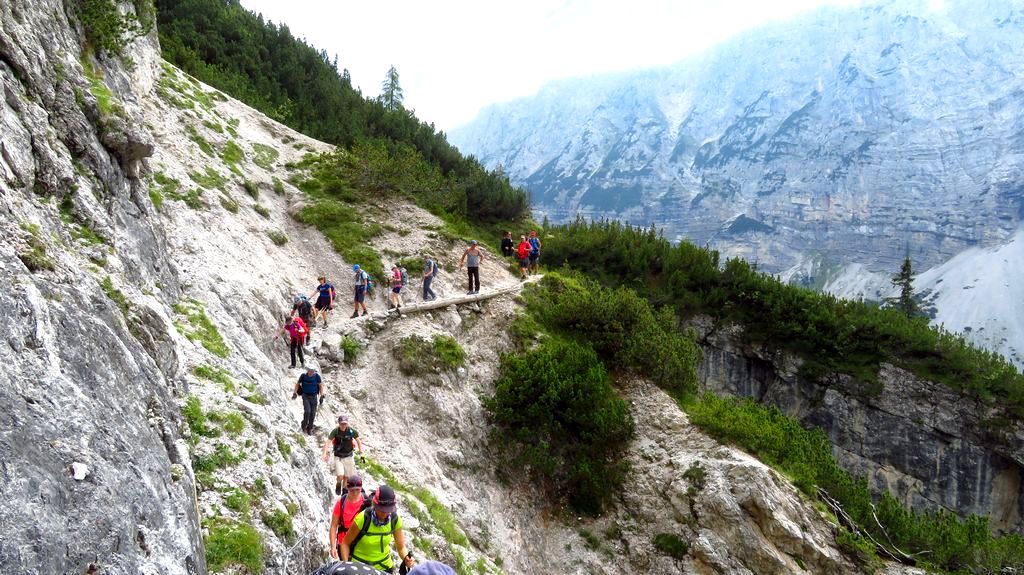 Trekking w Dolomitach Brenta. Sentiero Violi - szlak górski pomiedzy Rifugio Maria e Alberto al Brentei a Rifugio Casinei