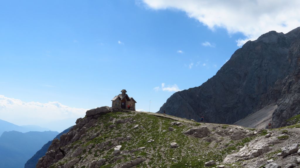 Wycieczka w Dolomity Brenta, kapliczka przy Rifugio S. Agostini