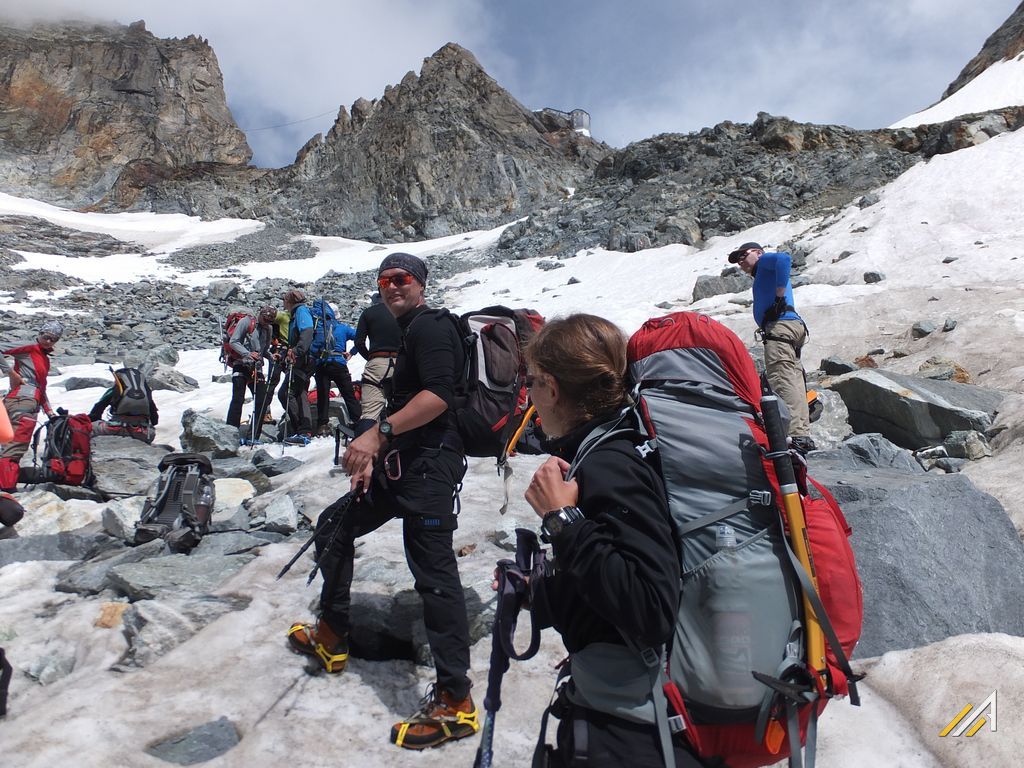 Trekking Haute Route, odpoczynek na Glacier de Bertol. Widok na Cabane de Bertol (3311 m n.p.m.)