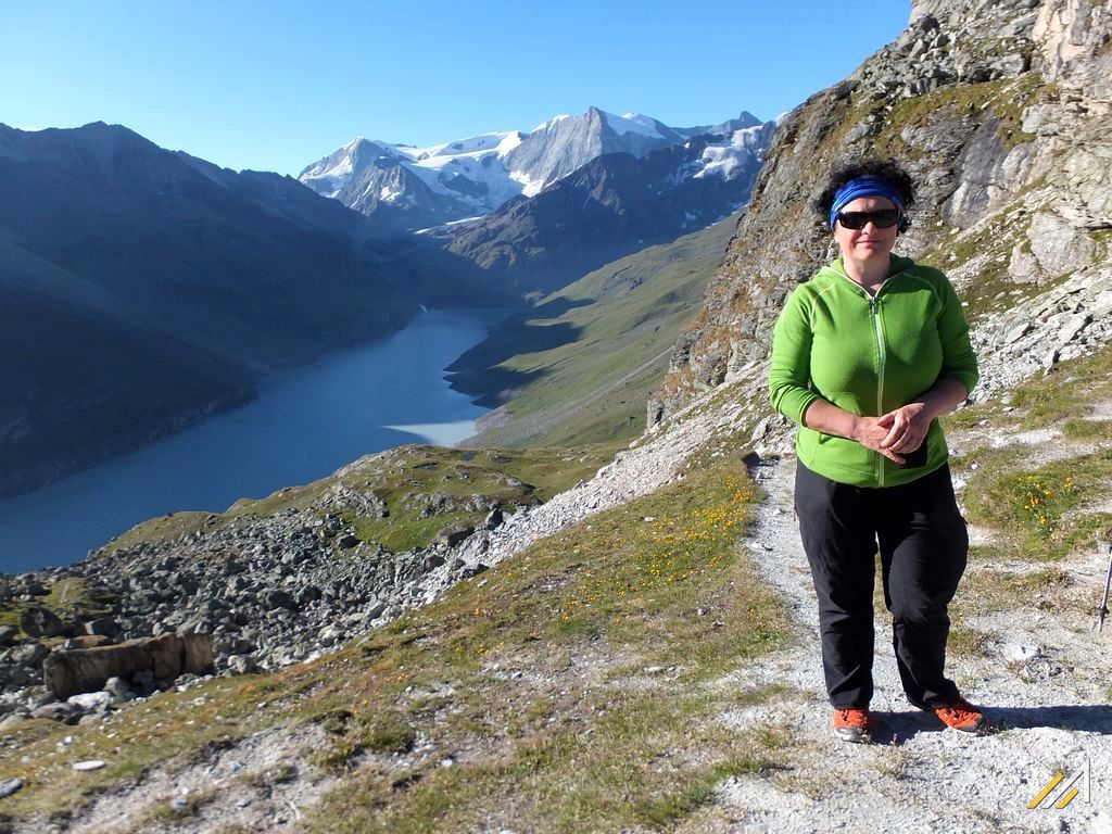 Wycieczka w Alpy, Haute Route. Widok z Col des Roux na jezioro Lac des Dix i Mont Blanc de Cheilon (3870 m n.p.m.)