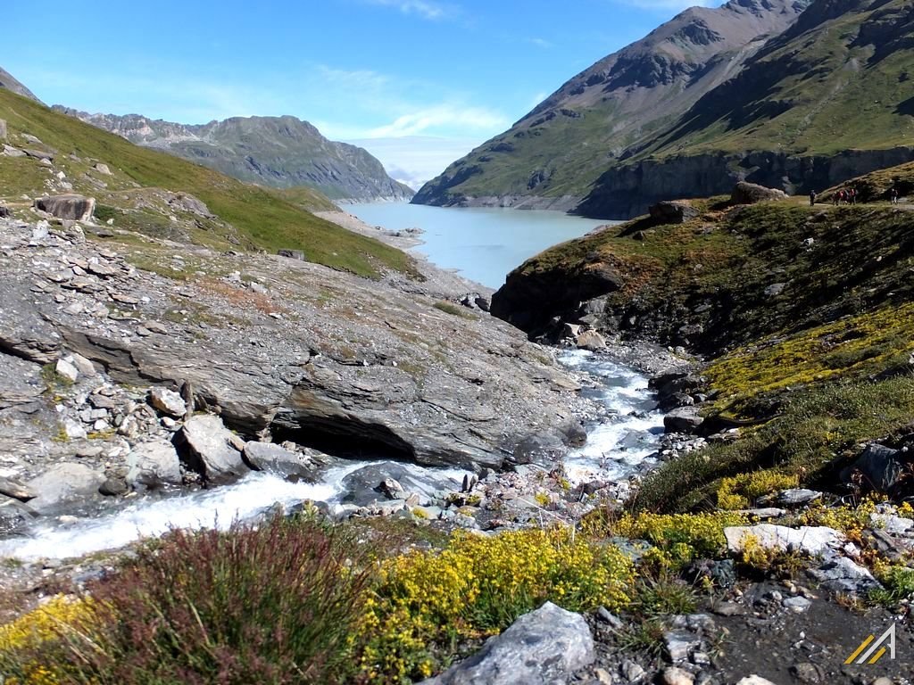 Wycieczka w Alpy, trekking Haute Route. Widok na Lac des Dix