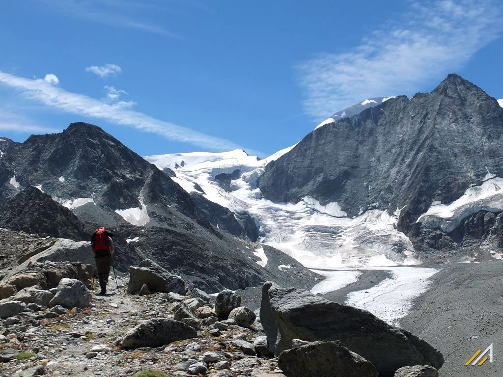 Trekking Haute Route. Na szlaku z Lac des Dix na Pas de Chevres. Widok na Glacier de Cheilon i Mont Blanc de Cheilon