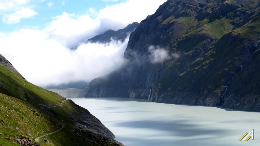 Wycieczka w Alpy, szlak Haute Route. Widok na Lac des Dix i zaporę Dix