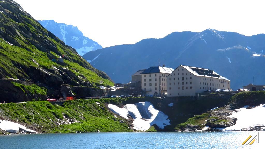 Trekking w Alpach. Wielka Przełęcz św. Bernarda, przejście z Doliny Aosty do Doliny Rodanu