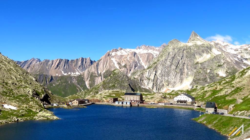 Trekking w Alpach. Wielka Przełęcz św. Bernarda. Widok na włoską część przełęczy i Alpy Graickie.