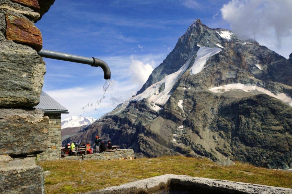 Trekking Haute Route, widać Matterhorn i fragment schroniska Schonbielhutte