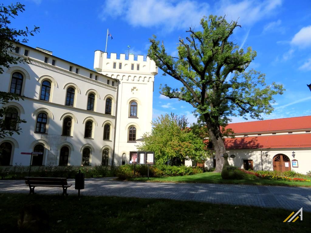 Beskidy, Żywiec. Stary Zamek, w głębi wozownia