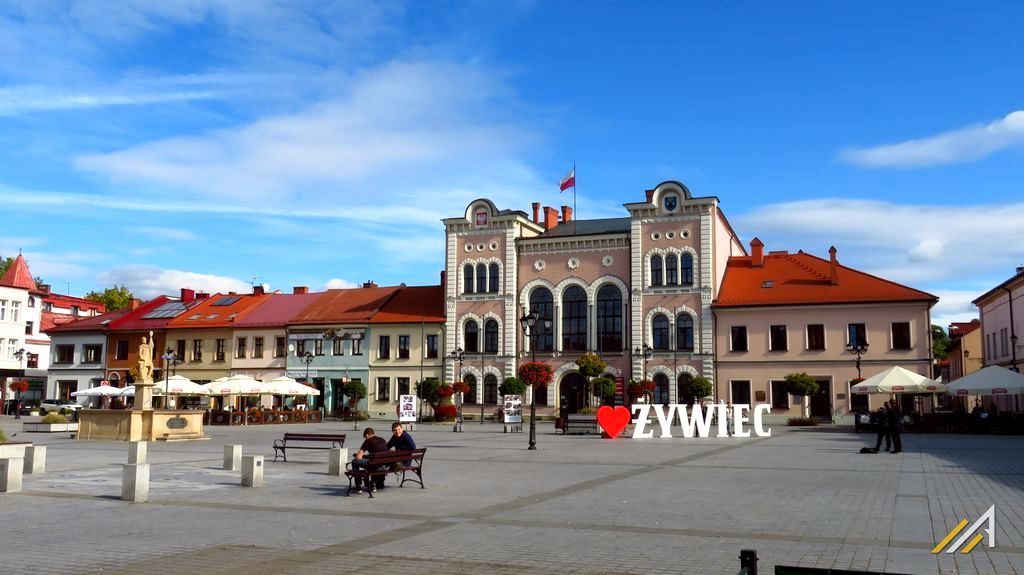 Urlop w Beskidach. Rynek w Żywcu, Ratusz i kamienice