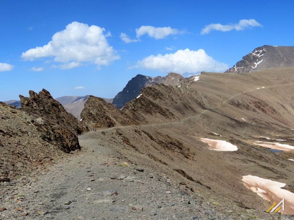 Trekking w Hiszpanii, Andaluzja. Droga Trzytysięczników, z prawej strony widać Mulhacen ( 3478 m n.p.m.)