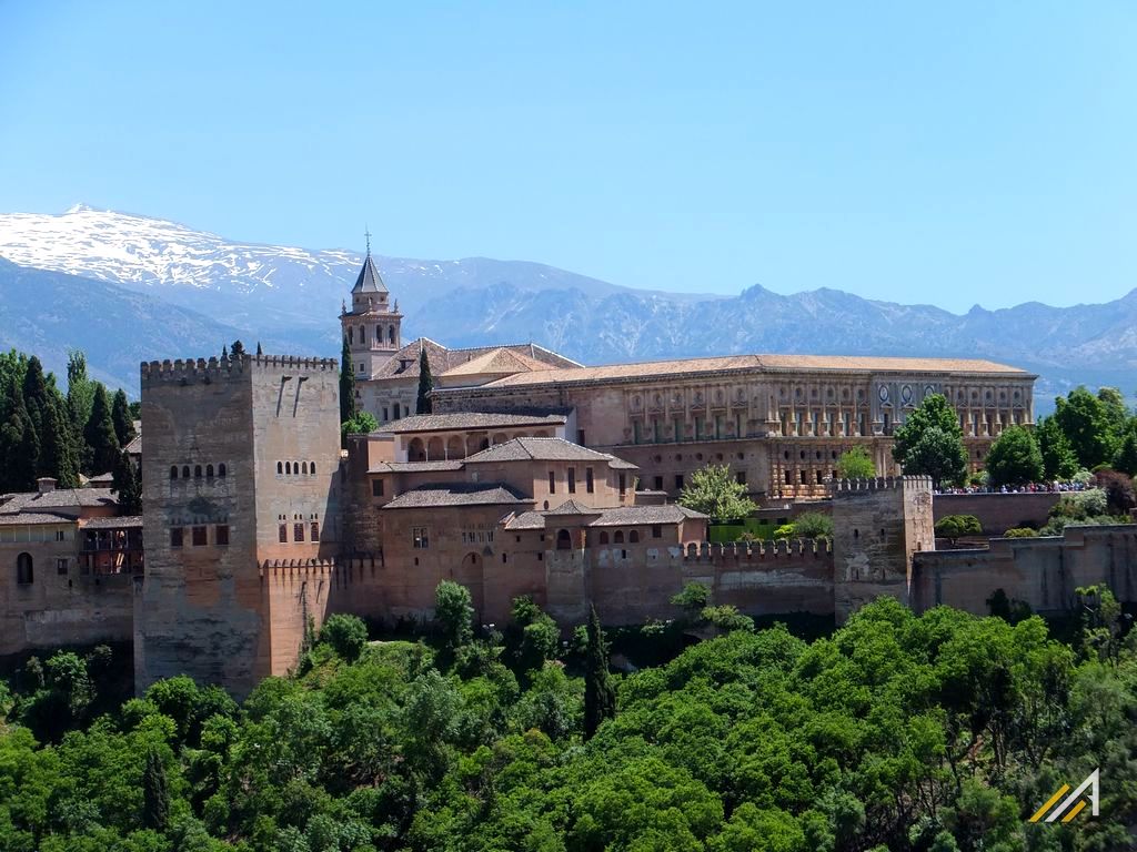 Trekking w Hiszpanii, Andaluzja. Widoczna Alhambra i Góry Sierra Nevada