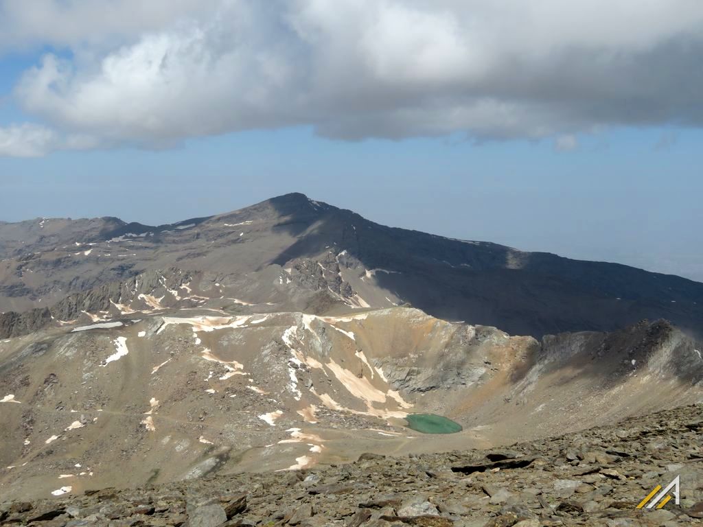 Trekking w Sierra Nevada, jezioro Laguna de la Caldera i Vivac de la Caldera. Widok ze szczytu Mulhacen