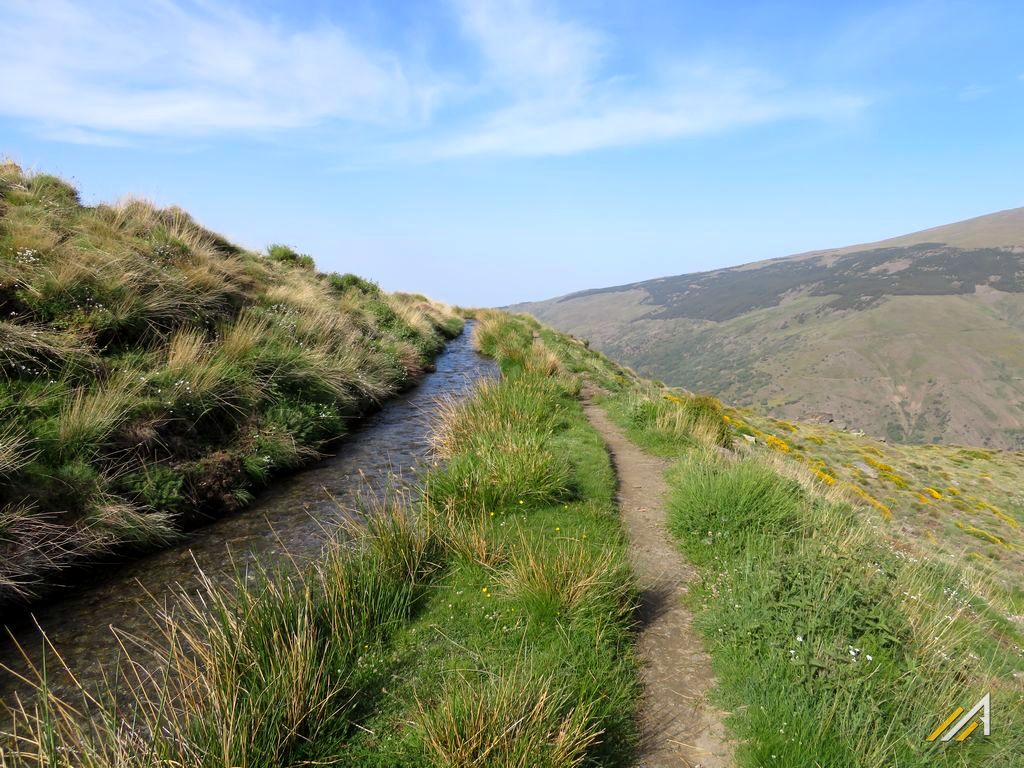 Trekking w Górach Betyckich. Kanał doprowadzający wodę z gór Sierra Nevada do krainy Alpuhara