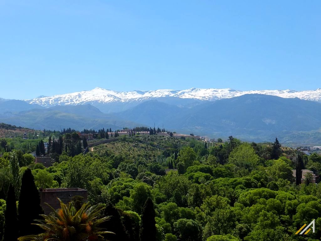 Trekking w górach Andaluzji. Widok z Granady na Sierra Nevada