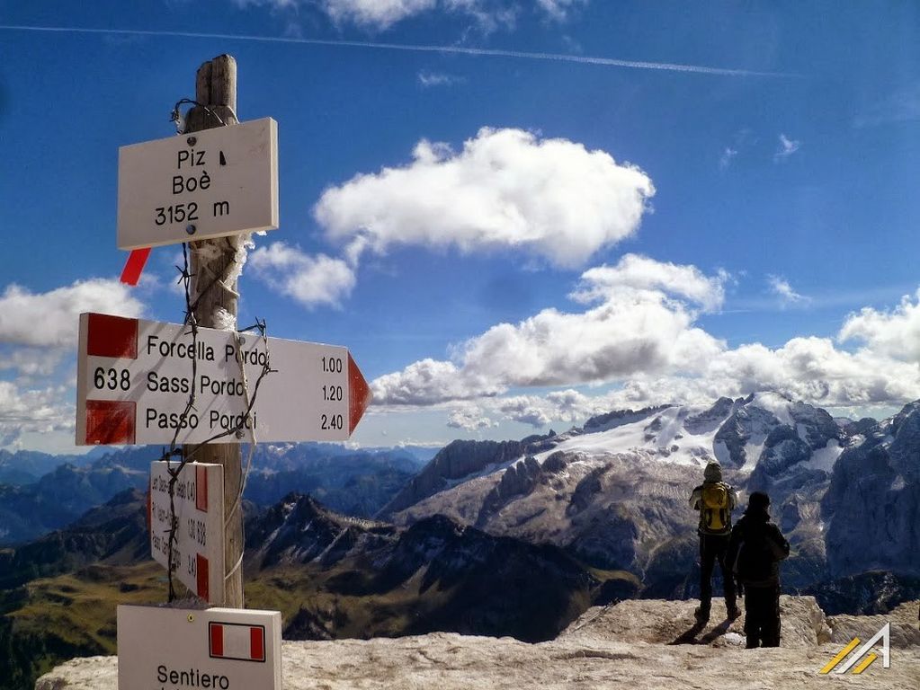 Dolomity,szczyt  Piz Boe w grupie Sella. Widok na Marmoladę i lodowiec Marmolada