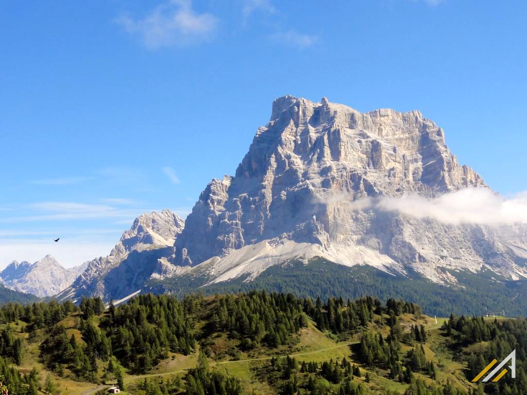 Dolomity, trekkingi, widok na Monte Pelmo (3168 m n.p.m.)