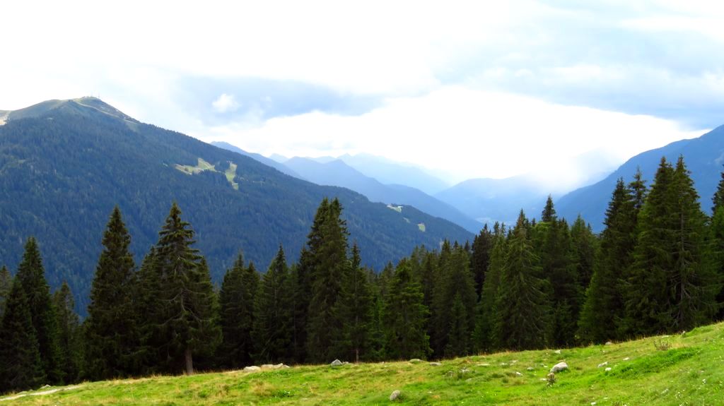 Trekking w Dolomitach Brenta. Widok z Madonna di Campiglio na grupę Brenta