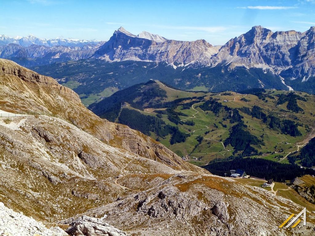 Trekking w Dolomitach. Widok na Passo Campolongo