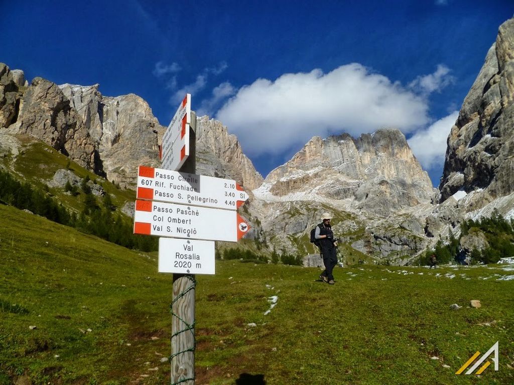 Trekking w Dolomitach. Szlak na Passo Ombretta - Col Ombret w grupie Marmolada