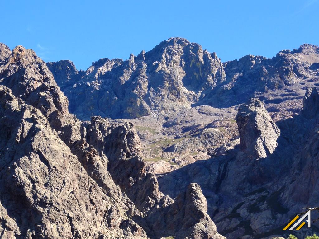 Korsyka GR20. Widok na Monte Cinto ze szlaku Carozzu - Ascu Stagnu