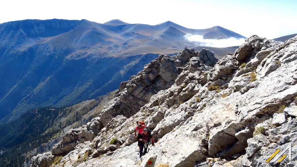 Trekking w Grecji. Szlak Kaki Skala ze szczytu Skala na Mitikas