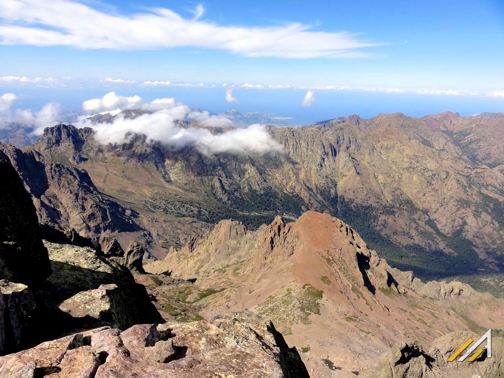 Korsyka, trekking, widok z Monte Cinto na góry Korsyki