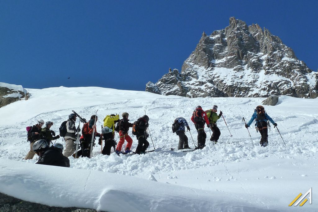 Narty w Alpach, masyw Mont Blanc. Przygotowanie do zjazdu doliną Vallee Blanche