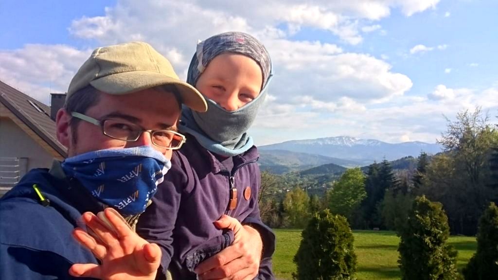 Trekking w górach. Buff i czapka z daszkiem