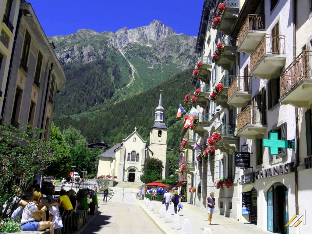 Chamonix Mont Blanc. Widok na kościół i na Le Brevent