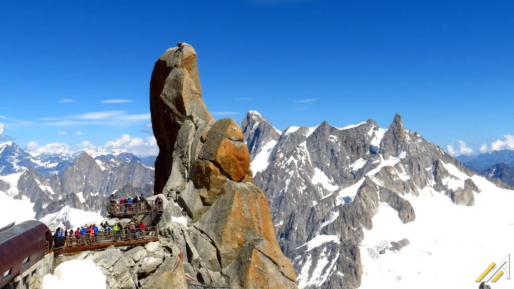 Aiguille du Midi w masywie Mont Blanc. Widok na Dent Geant, grań Rochefort i Grandes Jorasses