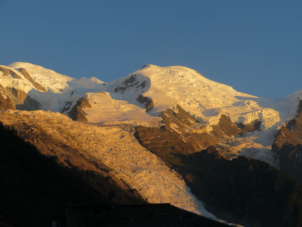 Mont Blanc o zachodzie słońca. Widok z Chamonix