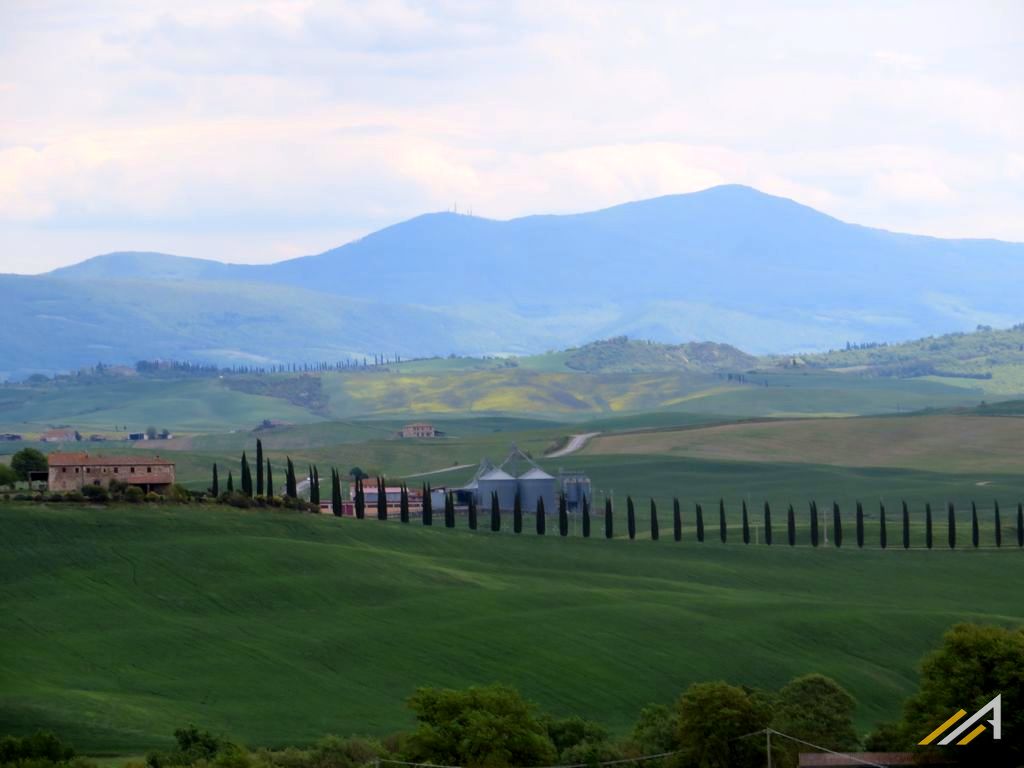 Toskania Południowa, idylliczny krajobraz doliny Val d'Orcia. Widok na Monte Amiata