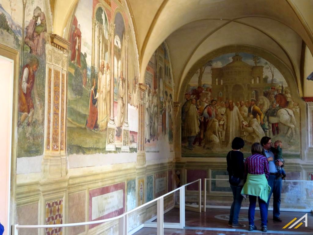 Toskania, Monte Oliveto Maggiore. Zabytkowy wirydarz i freski.