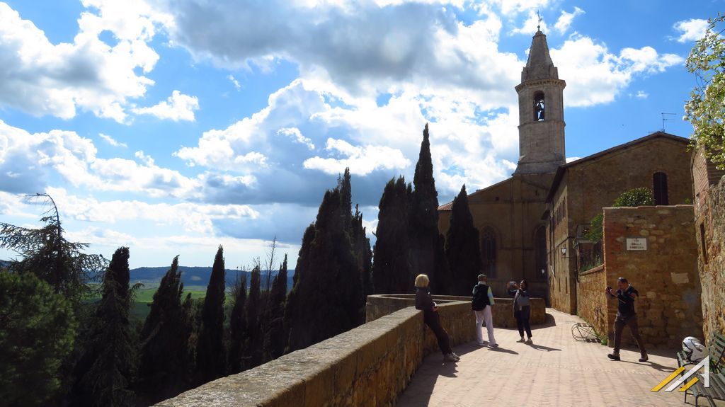 Toskania, Pienza, widokowa ulica na murach miejskich